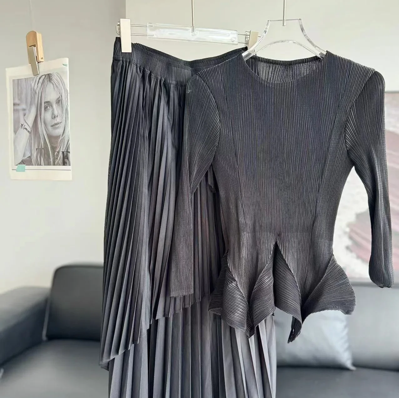 Miyake-Monochrome Evening Dres - Monochrome Suit Set recension och pris